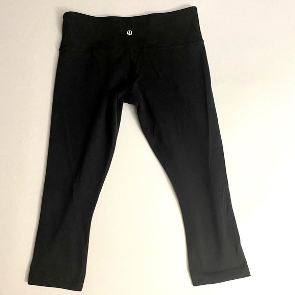 Lululemon under wunder cropped black capris, size 8. - Picture 5 of 5